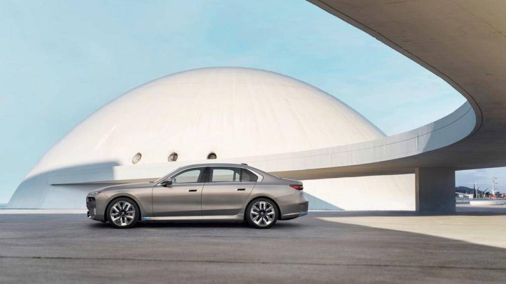 Hiện chưa rõ BMW i7 sẽ được trang bị loại “giáp” chống đạn nào nhưng BMW trước đây đã cung cấp các loại xe với khả năng chống đạn VR6 và VR7