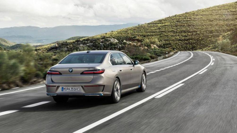 Đối với mẫu xe X5 Protection VR6 trước đây, mẫu xe này được trang bị lớp gia cố đúc, bộ chia cốp bọc thép và kính chống đạn dày khoảng 33 mm