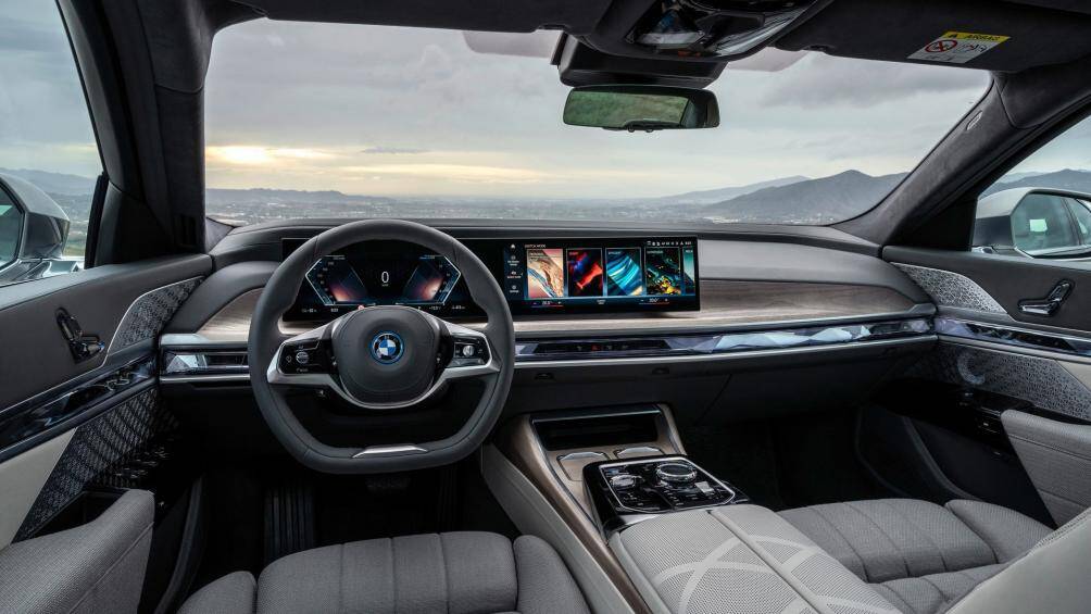 Về nguyên bản, i7 xDrive60 khối động cơ 3.0 lít 6 xi-lanh có công suất 375 mã lực. Xe có khả năng tăng tốc từ 0 - 96 km/h chỉ trong vòng 4,5 giây