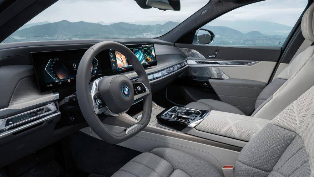 Ngoài ra, BMW i7 còn hỗ trợ sạc nhanh với công suất 195 kW, có thể chạy thêm được 128 km chỉ với 10 phút sạc và đạt 80% pin chỉ sau 34 phút sạc