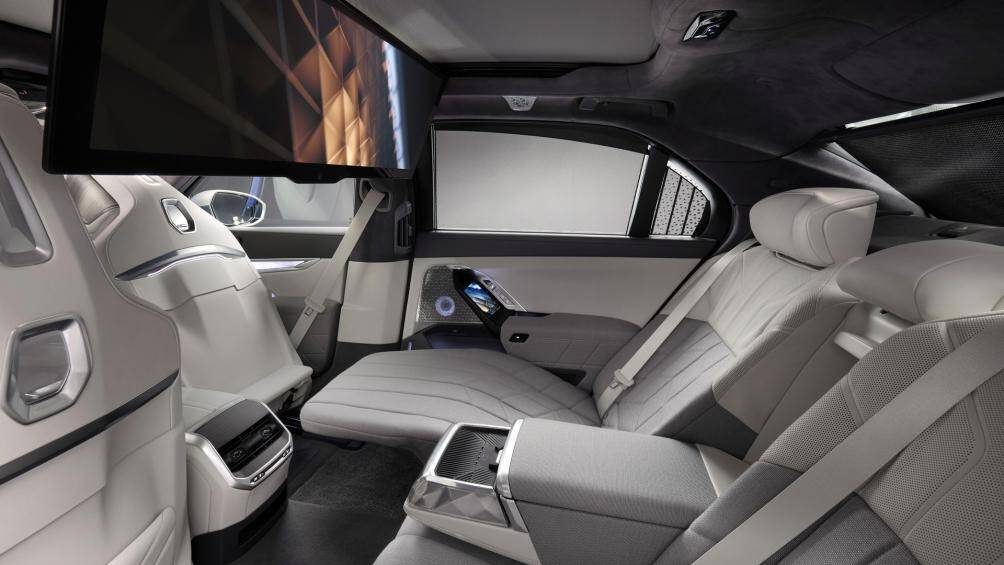 Theo tiêu chuẩn đánh giá EPA, với bộ pin 101.7 kWh, i7 cung cấp phạm vi hoạt động tối đa 483 km sau mỗi lần sạc đầy