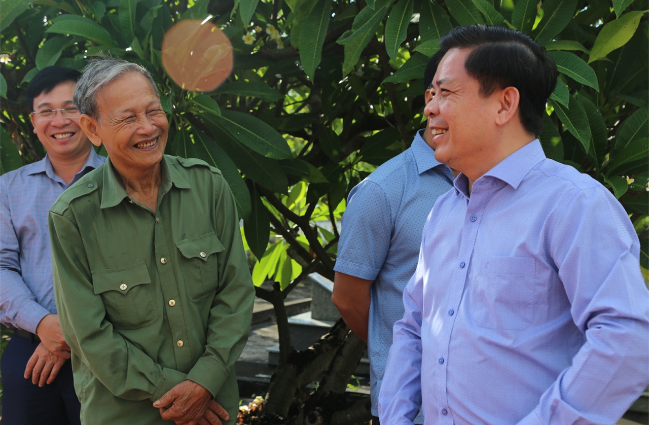 Ông Trần Sáng Tỏ (80 tuổi) có 14 năm nhận làm quản trang ở Nghĩa trang Vạn Ninh cho biết: Không biết có phải được các anh, các chị phù hộ hay không mà 80 tuổi tôi vẫn thấy mình vô cùng khỏe mạnh. Còn sống ngày nào, tôi sẽ chăm lo cho nghĩa trang, cho các phần mộ ngày đó.