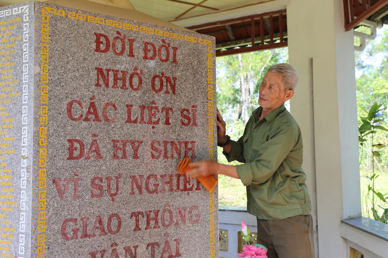 Ông Lê Văn Cư (75 tuổi) đều đặn mỗi tuần 1 lần tới nghĩa trang liệt sĩ Ban xây dựng 67 ở xã Vạn Trạch, Bố Trạch, Quảng Bình làm nhiệm vụ lau dọn bia tưởng niệm và chăm lo cho 562 phần mộ liệt sĩ ở đây.