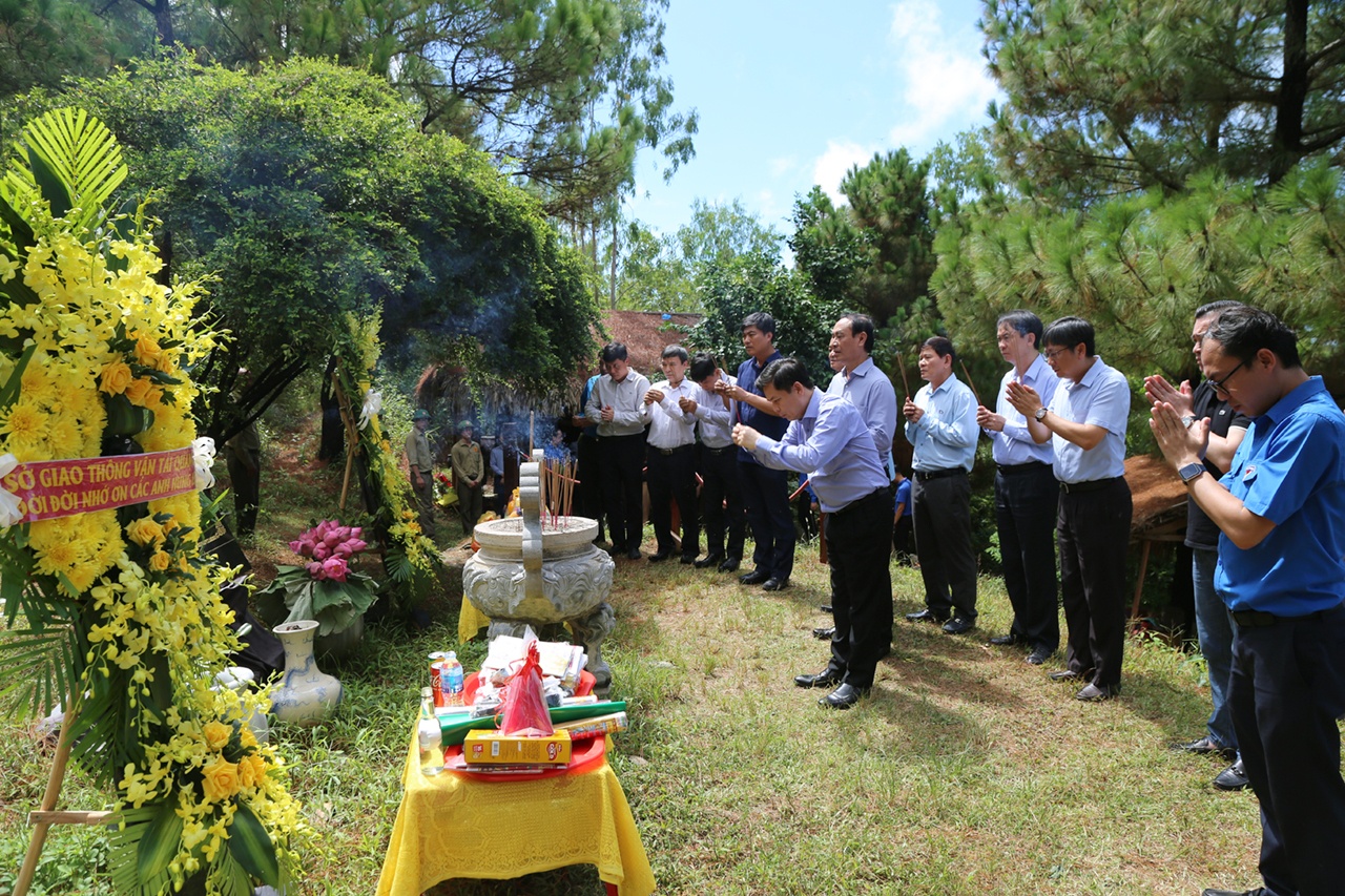 Thắp hương cho "người anh cả" của Quân đội nhân dân Việt Nam - Đại tướng Võ Nguyên Giáp