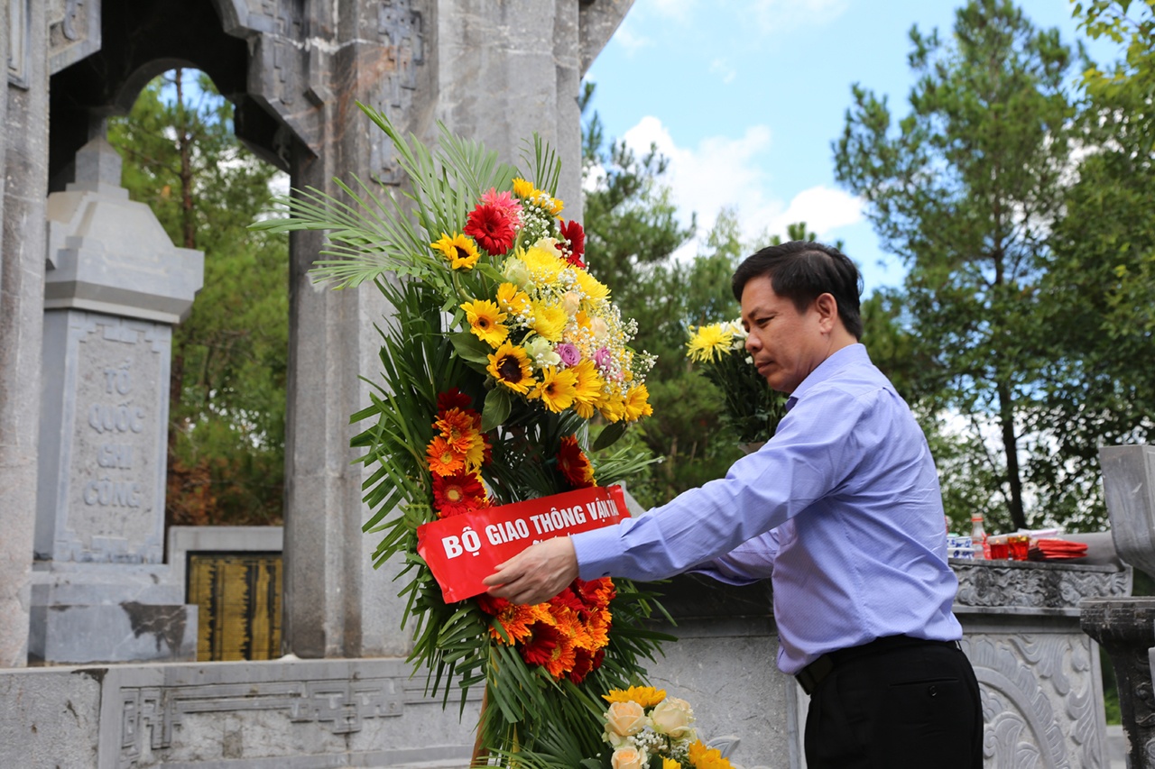 Bộ trưởng Nguyễn Văn Thể cho biết: "Tại dải đất miền Trung, ngành GTVT có tới 8 nghĩa trang riêng của ngành. Nơi đây thờ tự hàng nghìn anh hùng liệt sĩ, kỹ sư công nhân lao động đã hi sinh vì sự nghiệp đi trước mở đường, giữ cho mạch máu giao thông thông suốt".