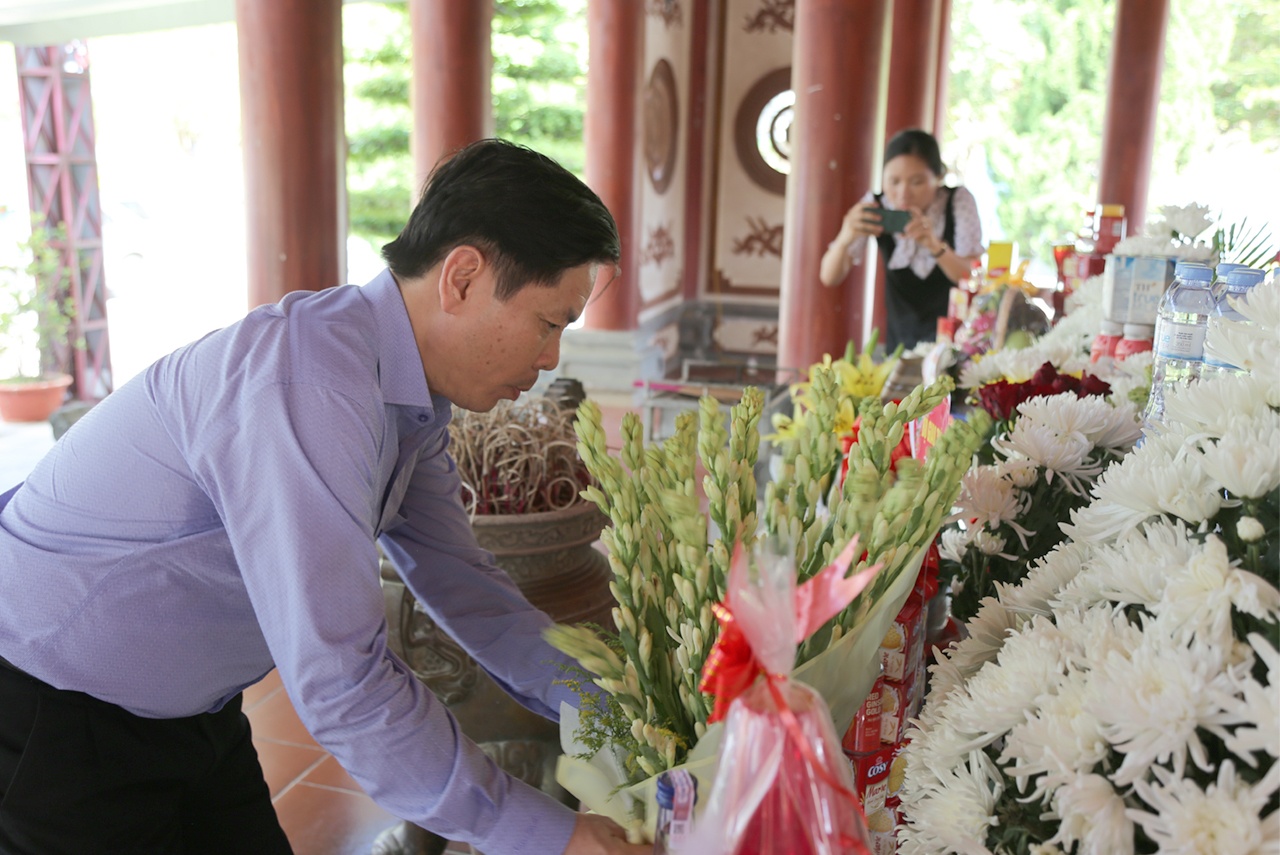 ... Tinh thần vượt khó, sẵn sàng cống hiến tuổi xuân, sẵn sàng hi sinh của các anh, các chị là tấm gương, bài học cho lớp lớp thế hệ cán bộ, công nhân viên lao động của ngành học tập và noi theo.