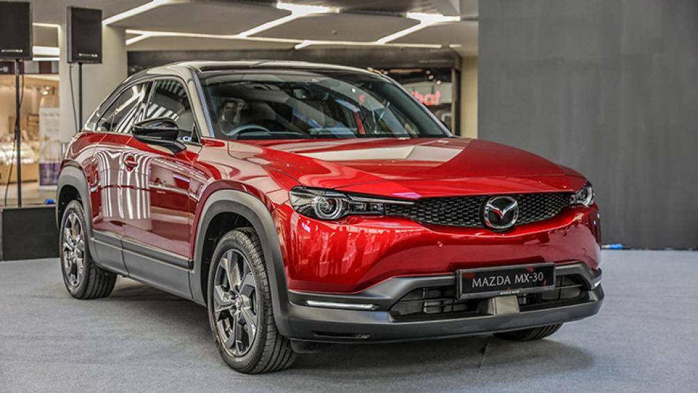 Mazda MX-30 vừa ra mắt thị trường Malaysia. Giá xe hiện chưa được công bố nhưng được đồn đoán sẽ ở mức 200.000 RM (1,05 tỷ đồng)