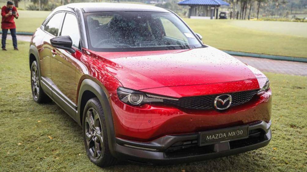Mẫu xe điện đầu tiên của Mazda sở hữu loạt trang bị an toàn như: 7 túi khí, cảnh báo điểm mù, hỗ trợ giữ làn, cảnh báo phương tiện cắt ngang, camera 360 độ...