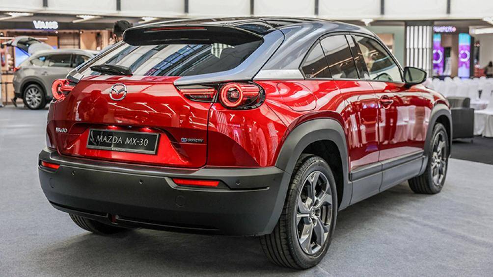 Thiết kế của Mazda MX-30 vẫn mang ngôn ngữ Kodo đặc trưng nhưng có kiểu dáng độc đáo hơn với 2 cửa khoang hành khách mở ngược