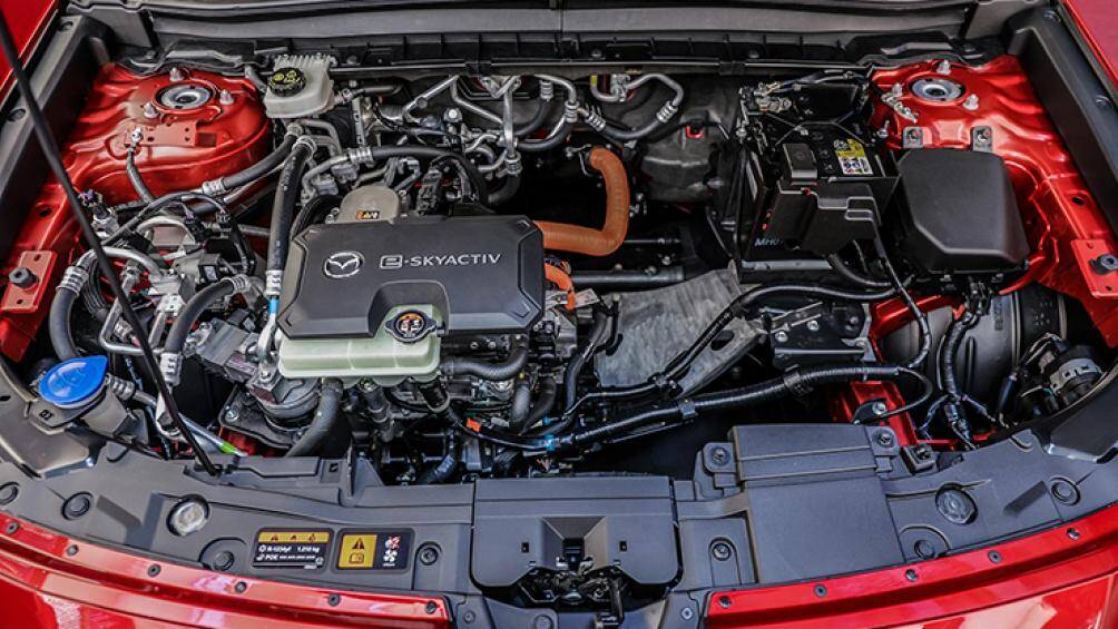 MX-30 được trang bị hệ dẫn động cầu trước e-Skyactiv và một động cơ điện cho công suất 143 mã lực và mô-men xoắn cực đại 271 Nm