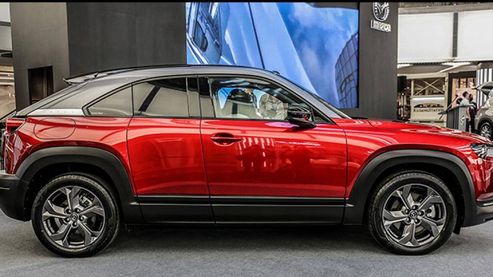 Kích thước dài x rộng x cao của Mazda MX-30 lần lượt là 4.395 x 1.795 x 1.570 mm, chiều dài cơ sở đạt 2.655 mm