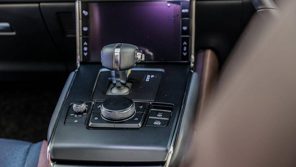 Đặc biệt, nội thất xe sử dụng khá nhiều vật liệu thân thiện với môi trường như các nút chai và vải trang trí ở cửa kết hợp sợi từ chai nhựa tái chế