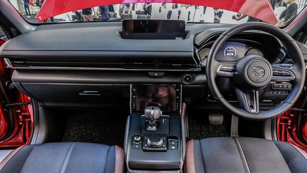 Bên trong khoang cabin Mazda MX-30 là bảng đồng hồ đo kỹ thuật số 7 inch, màn hình giải trí trung tâm 8.8 inch, màn hình HUD và dàn âm thanh Bose 12 loa...