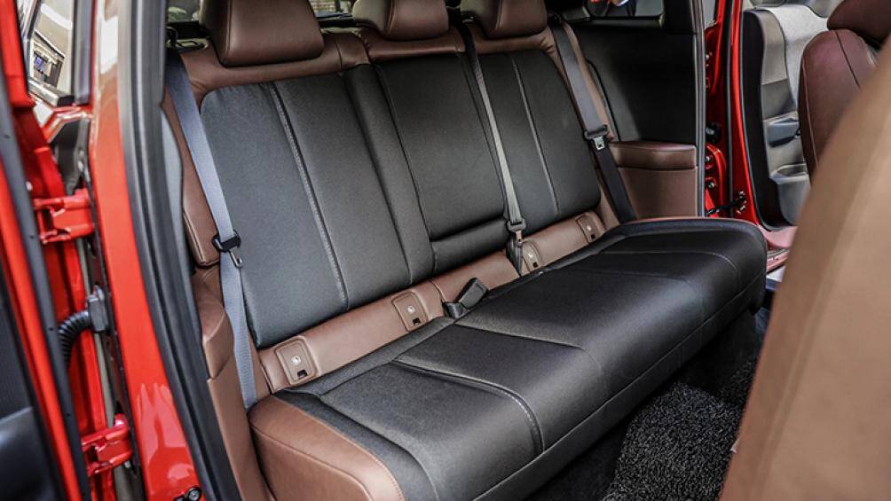 Dung tích khoang hành lý của xe ở mức 332L tiêu chuẩn, xe được trang bị bộ mâm đa chấu 18 inch sơn đen