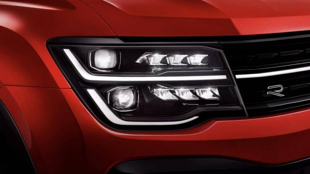 Volkswagen Teramont X 2022 được trang bị cụm đèn pha 2 tầng mới, tích hợp dải đèn LED định vị ban ngày hình chữ "L"