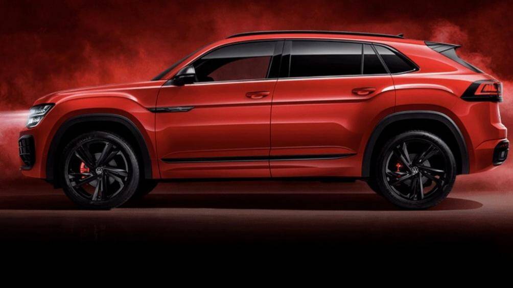 Sườn của Volkswagen Teramont X 2022 vẫn mang phong cách coupe với nóc dốc về phía sau. Xe được trang bị bộ vành hợp kim 5 chấu sơn màu đen