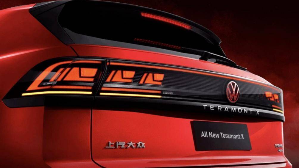 Đằng sau, Volkswagen Teramont X 2022 có một số thay đổi như cụm đèn hậu mới, nối liền với nhau bằng dải đèn ở giữa