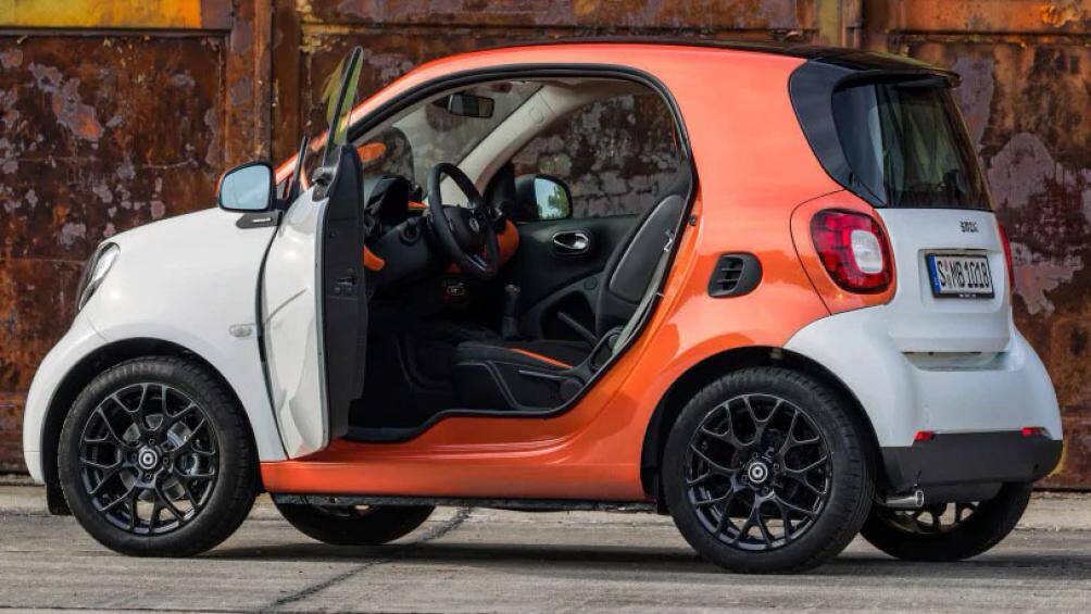 3. Smart Fortwo, sản xuất năm 1998: Smart Fortwo sở hữu chiều dài 2.690 mm, rộng 1.660 mm và cao 1.550 mm