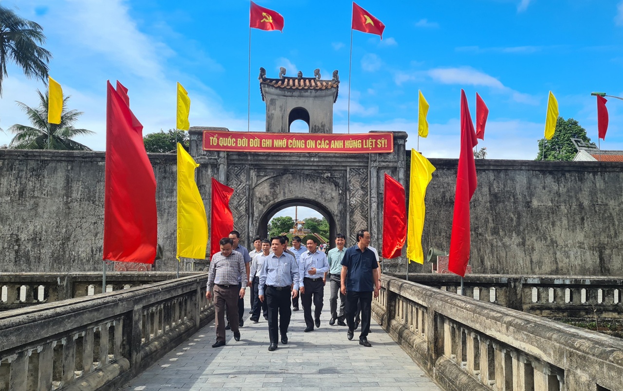 Đoàn đã đến viếng, dâng hương, dâng hoa tại thành cổ Quảng Trị nơi hơn 5.000 chiến sĩ hi sinh trong 81 ngày đêm chiến đấu.