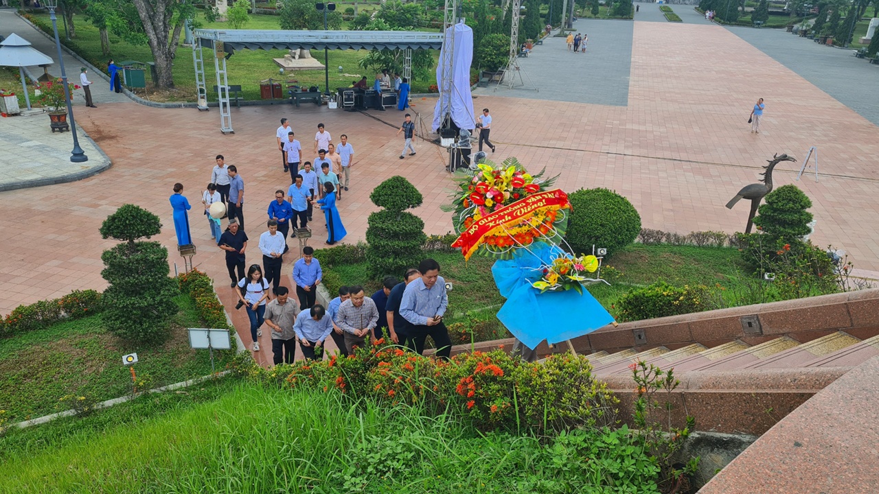Trong 2 ngày 11 và 12/7, đoàn công tác Bộ GTVT do Bộ trưởng Nguyễn Văn Thể dẫn đầu đã đi dâng hương tại các nghĩa trang liệt sĩ, nghĩa trang ngành GTVT ở 4 tỉnh Quảng Trị, Quảng Bình, Hà Tĩnh và Nghệ An.