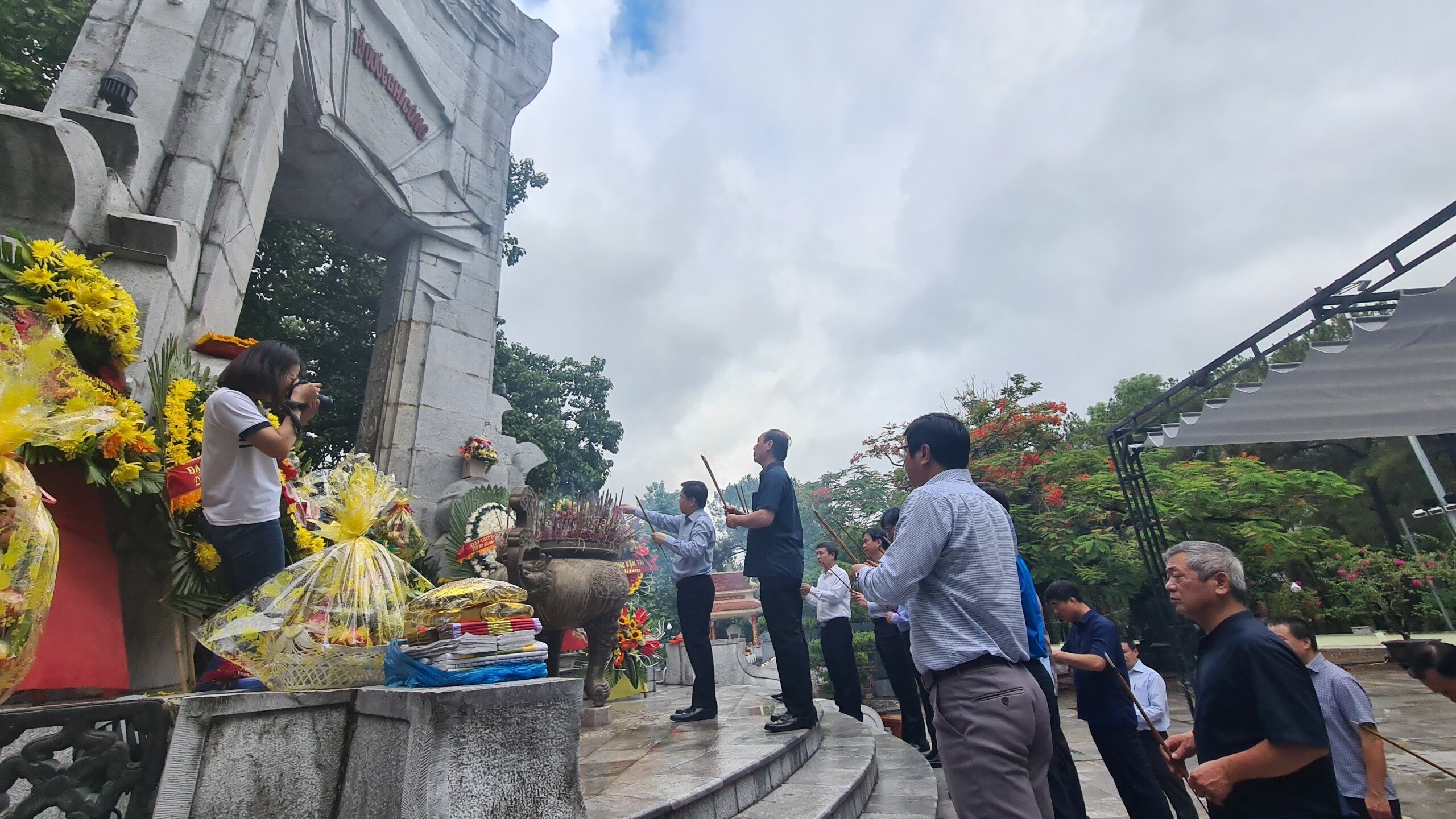 ...tới viếng Nghĩa trang liệt sỹ Quốc gia Trường Sơn.
