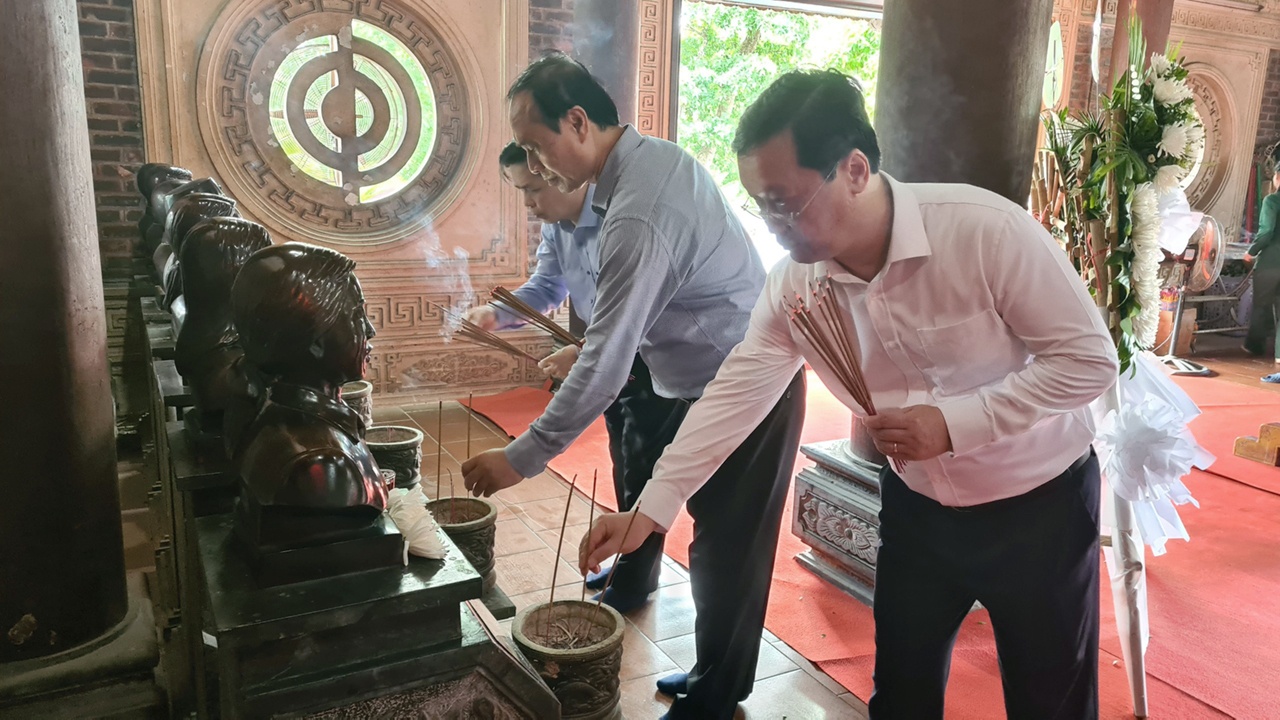 Chủ tịch UBND tỉnh Nghệ An Nguyễn Đức Trung đón đoàn và cùng dâng hương tại Khu di tịch lịch sử Truông Bồn - nới 13 nam nữ TNGT của tiểu đội thép hi sinh ngay trước ngày lệnh ngừng bắn có hiệu lực.