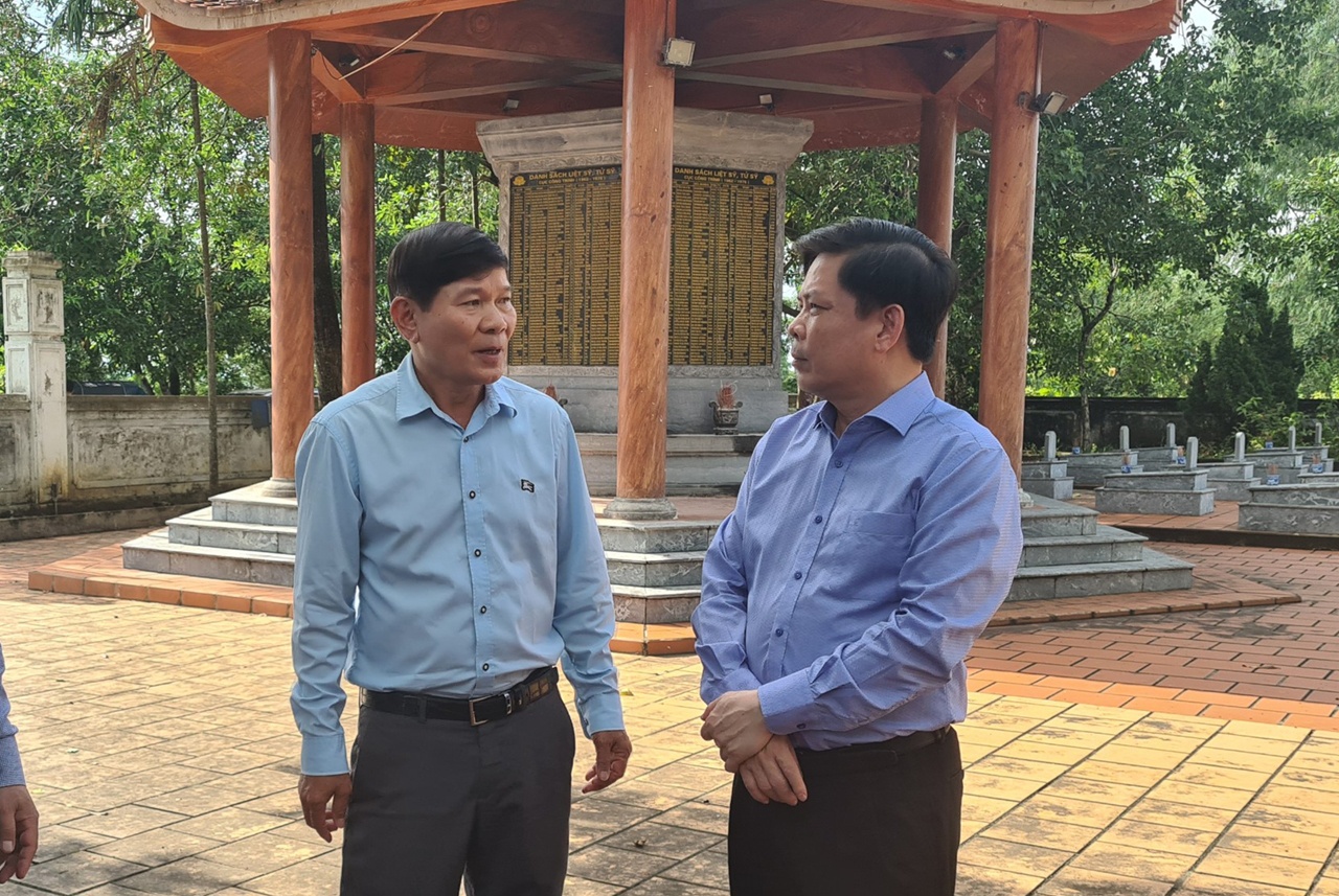 Khi tới mỗi nghĩa trang, Bộ trưởng không quên căn dặn lãnh đạo các Sở GTVT địa phương phải thường xuyên cử người chăm nom, hương khói và tôn tạo các nghĩa trang. Bởi đây là nơi giáo dục truyền thống tốt nhất cho các thế hệ sau này. (Ảnh: Bộ trưởng trò chuyện với Giám đốc Sở GTVT Quảng Bình Phạm Văn Năm).