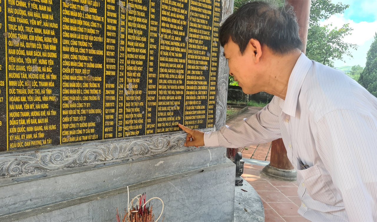 Với ông Tỏ, với mỗi cán bộ, CNVLĐ thì ở mỗi nghĩa trang đều có người thân, người đồng chí, đồng hương đang còn nằm lại. (Ảnh: Phó Chủ tịch Công đoàn Lê Ngọc Minh tìm về vị trí bia ghi danh các anh hùng liệt sĩ quê Hưng Yên).