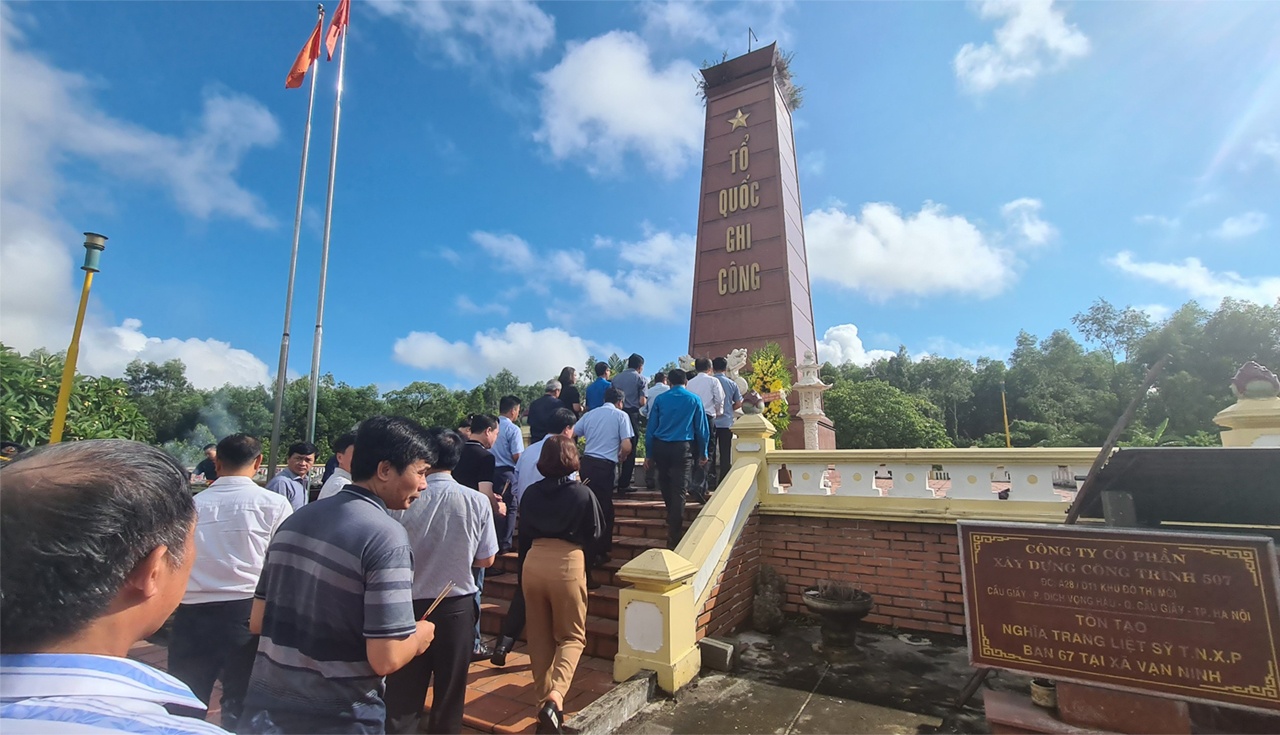 ...và các nghĩa trang liệt sĩ của ngành.
