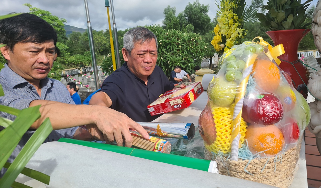 Các thành viên trong đoàn sửa soạn lễ vật.
