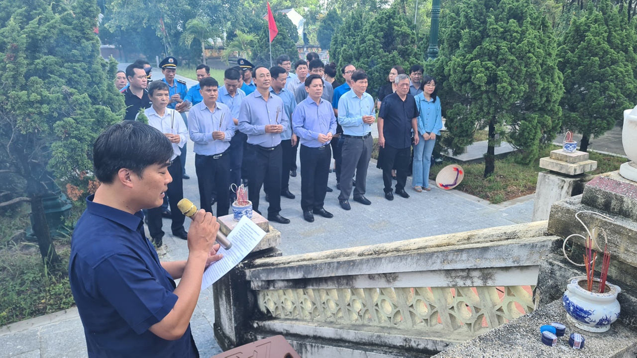 Đây cũng là dịp để giáo dục truyền thống cách mạng, thể hiện đạo lý uống nước nhớ nguồn, ăn quả nhớ người trồng cây.