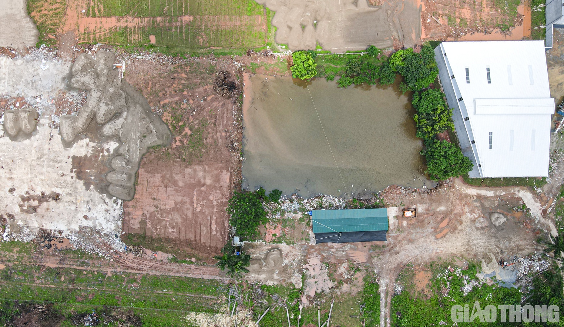 Mặt bằng dự án vẫn nham nhở, lởm chởm đất đá khi nhìn từ trên cao.