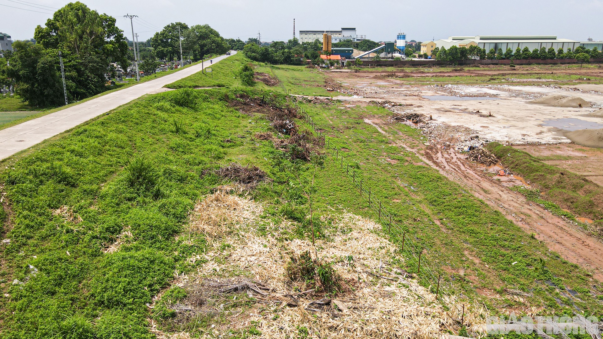 Trước đó, ông Nguyễn Đức Thuận, Chủ tịch HĐQT Công ty Long Biên ký hợp đồng hợp tác đầu tư bất động sản công nghiệp với bà L.T.N. Hợp đồng cam kết về việc được xây dựng nhà xưởng trên các ô đất sẽ được chia và đã thu tiền đợt 1, thu tạm ứng 30% giá trị hợp đồng.