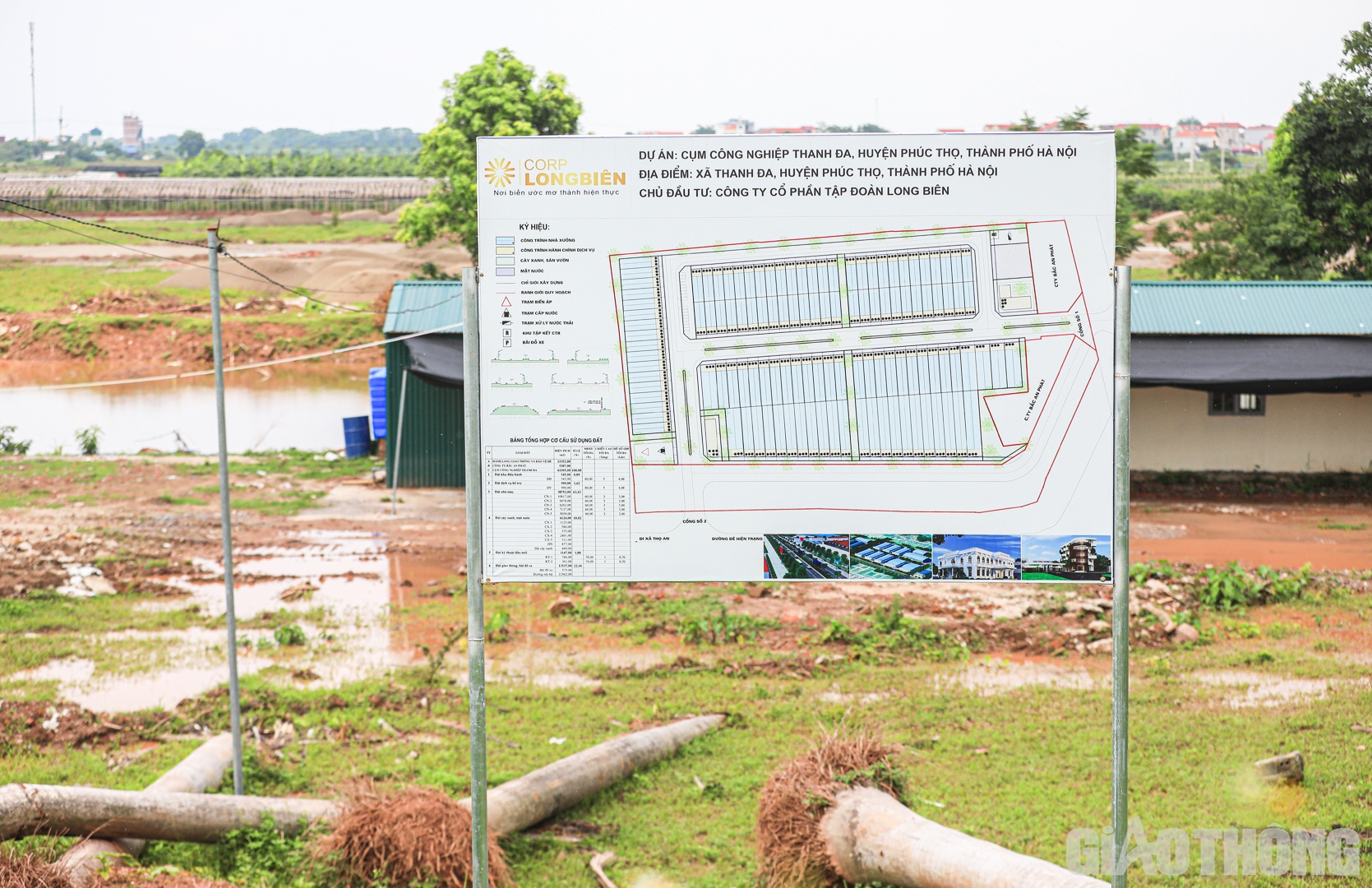 Bảng thông tin dự án được đặt cạnh đường đê đoạn qua xã Thanh Đa.