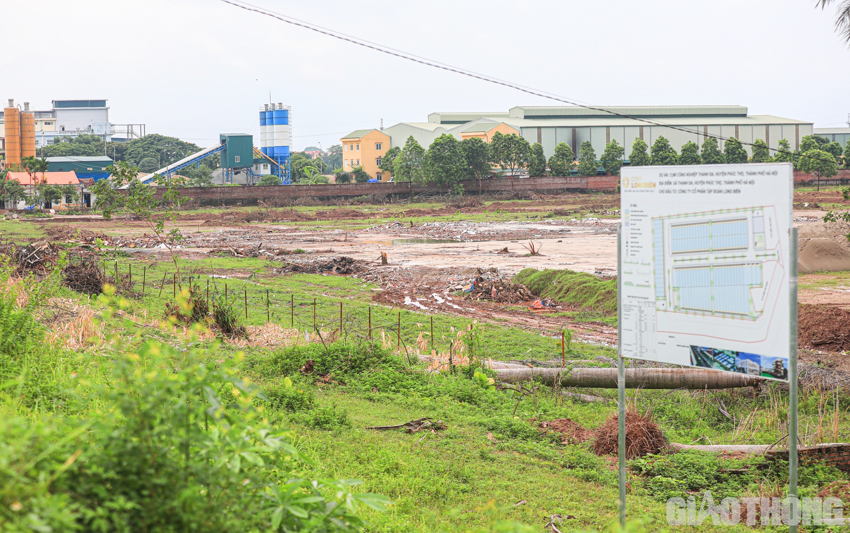 Ông Trần Anh Trung, Phó giám đốc Trung tâm phát triển quỹ đất huyện Phúc Thọ cho biết, dự án này mới giải phóng xong mặt bằng, tạm giao cho chủ đầu tư quản lý. TP Hà Nội chưa thực hiện bàn giao mặt bằng, chuyển đổi, tính giá tiền sử dụng đất...