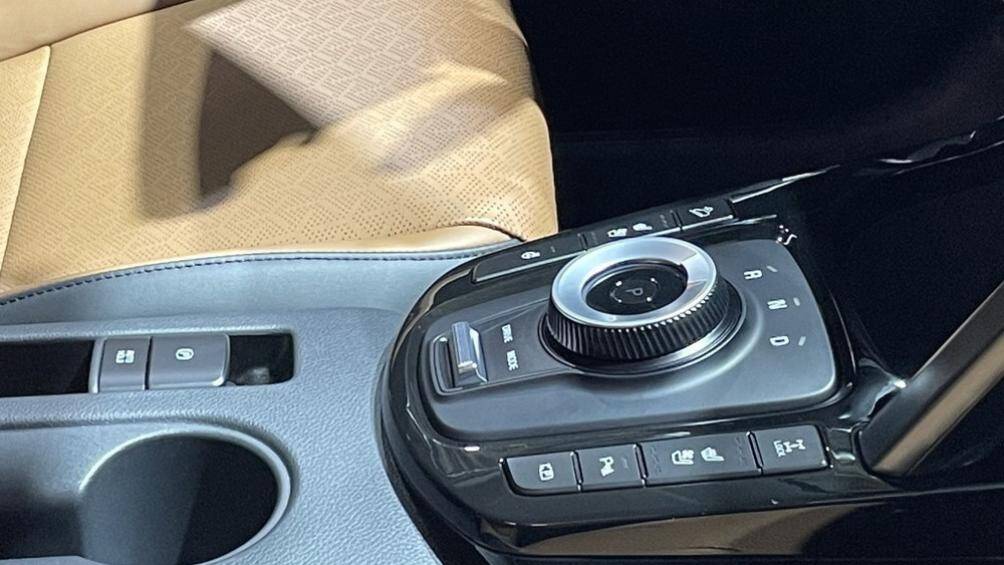 Bảng điều khiển trung tâm của xe sở hữu các nút mới cho hệ thống điều khiển khí hậu và một bộ chọn số