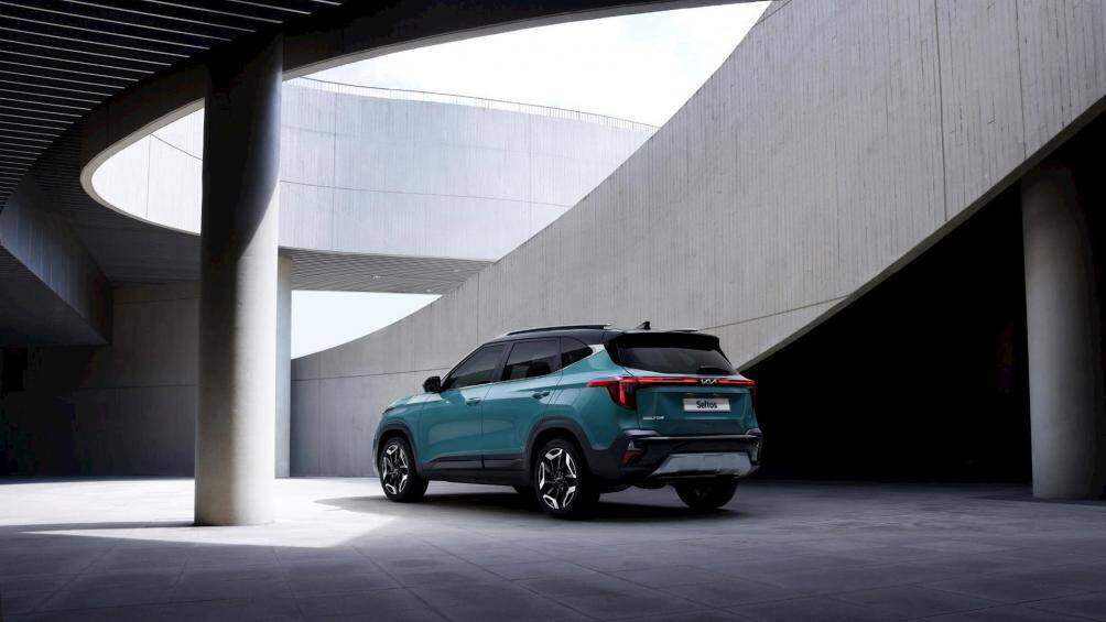 Lưới tản nhiệt phía trước được đặt ở vị trí thấp hơn, đèn hậu LED và cản sau cũng được làm mới