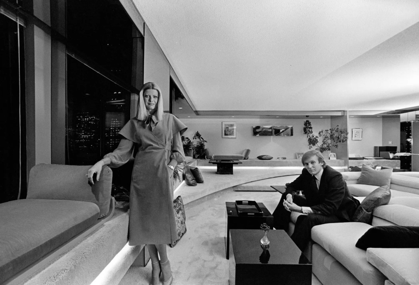 Tại phiên tòa ly hôn, bà Ivana Trump được phân chia tài sản lớn, bao gồm: 14 triệu USD và 650.000 USD/năm tiền trợ cấp nuôi 3 con, một căn biệt thự 45 phòng tại Connecticut, một căn hộ ở tòa Trump Plaza, sử dụng một biệt thự ở khu nghỉ dưỡng Mar-a-Lago trong 1 tháng mỗi năm.