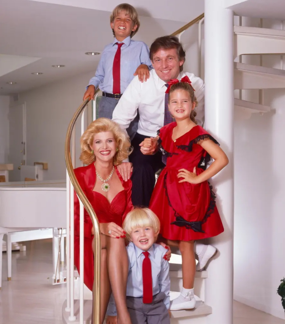 Hai ông bà Donald và Ivana Trump kết hôn năm 1977, có với nhau 3 người con là Donald Jr., Ivanka và Eric Trump. Theo hãng tin Reuters, trong quãng thời gian chung sống 15 năm, bà Ivana là người có công hỗ trợ ông Trump gây dựng đế chế Trump lớn mạnh.