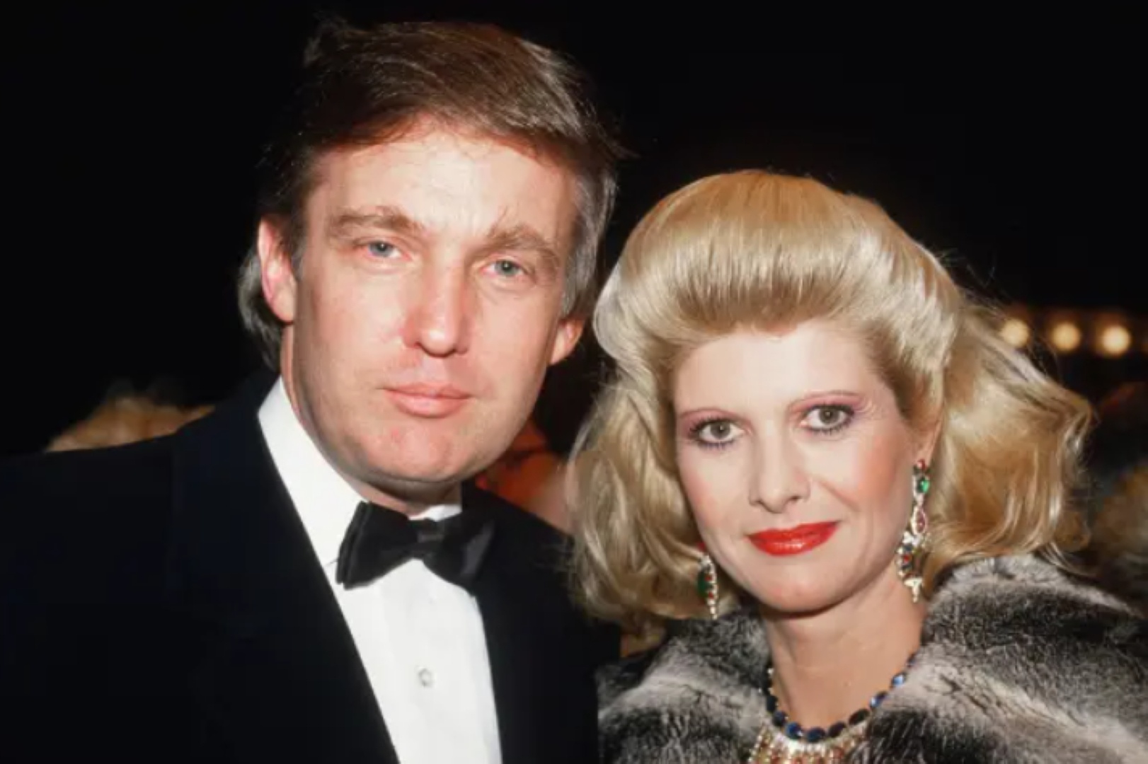 Trong bài viết chia sẻ trên mạng xã hội do cựu Tổng thống Mỹ Donald Trump tự thành lập - Truth Social, ông Trump viết: “Tôi rất đau xót khi phải thông báo tới tất cả những người yêu mến bà Ivana Trump rằng bà đã qua đợi tại nhà riêng ở TP New York”. Theo tờ New York Times, nguyên nhân dẫn đến cái chết của bà dường như là do sơ suất và bà có thể đã bị ngã cầu thang. Theo Lực lượng cứu hỏa New York, đội cấp cứu đã nhận được tin báo từ nhà bà Ivana cho biết bà bị ngừng tim.