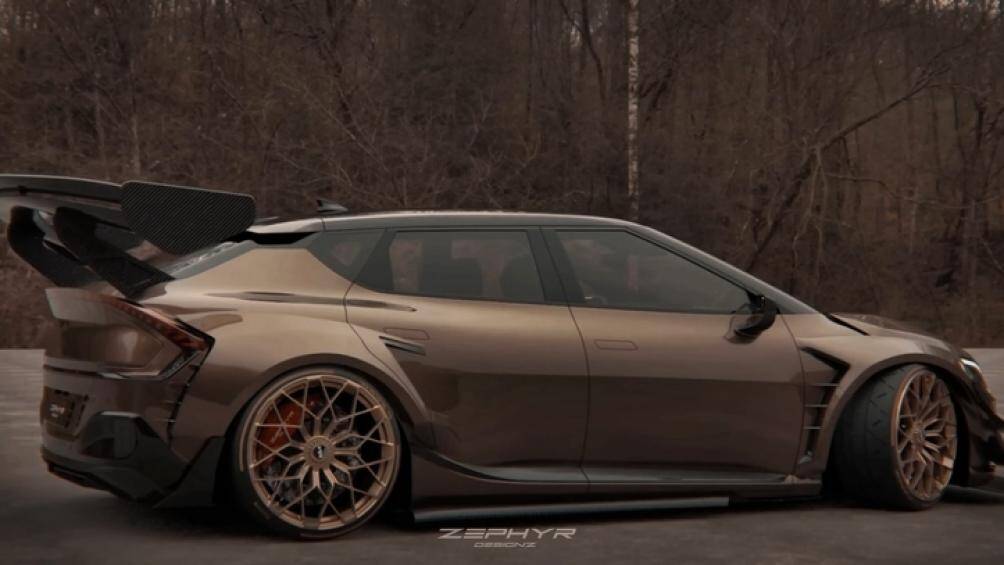 Bộ mâm cỡ lớn với thiết kế độc đáo cũng rất đáng chú ý, và rõ ràng hệ thống treo của xe đã được sửa đổi để gầm xe hạ sát mặt đất