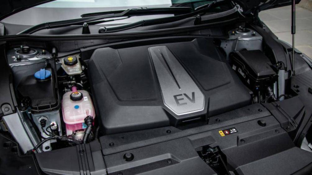 Kia EV6 GT dùng động cơ điện kép cho tổng công suất 577 mã lực và mô-men xoắn cực đại 740 Nm, đi kèm bộ pin 77,4 kWh