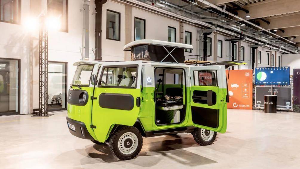 Chiếc xe được thiết kế mái nhà bật lên, cửa sập phía sau có thể mở rộng ra bên ngoài nên rất thoáng mát