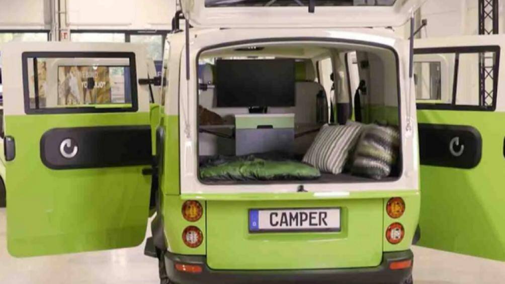 Một cánh cửa lớn ở hai bên xe mở ra bên ngoài thay vì trượt ngang thân xe