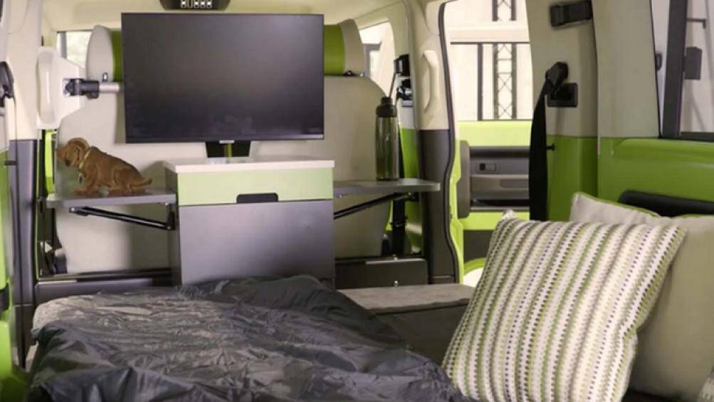 Chiếc xe này được thiết kế hai chỗ ngủ khi đi cắm trại. Trong xe còn thiết kế cả nhà bếp, bồn rửa, tủ lạnh, bếp điện, TV và bồn nước ngọt