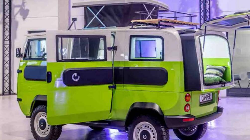 Các tính năng đặc biệt trên XBUS là khả năng tái chế, hệ thống truyền động hiệu quả, pin mặt trời trên mái xe