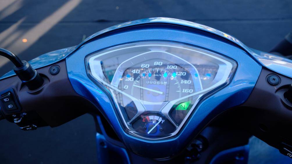 Đồng hồ thiết kế hiện đại, bố trí dễ nhìn hiển thị đầu đủ thông tin