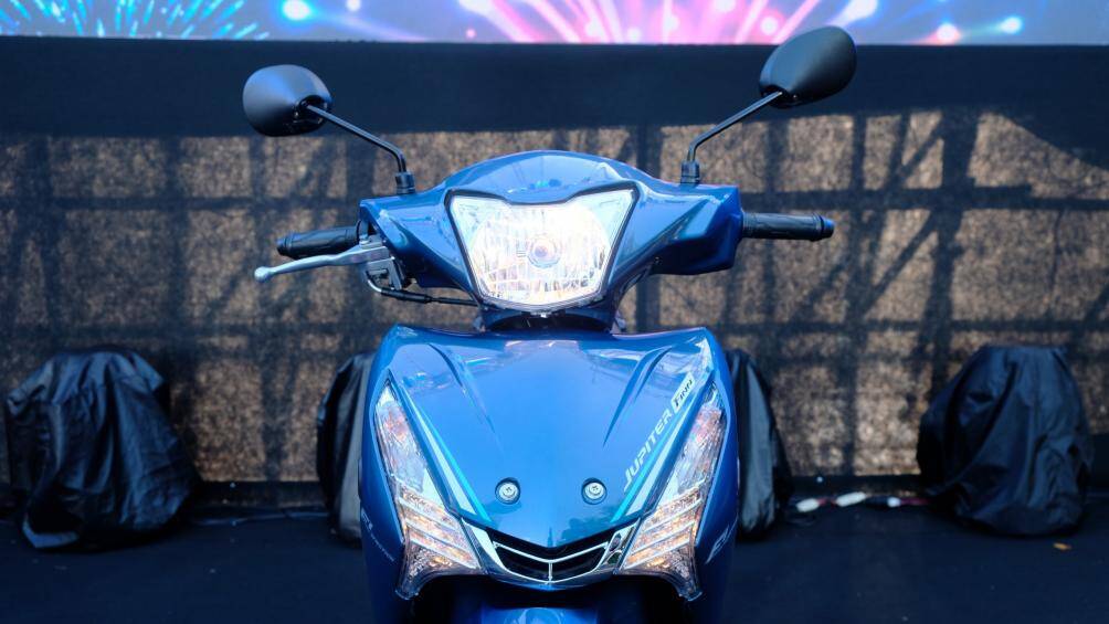 Đèn xe luôn sáng được xem là một tính năng an toàn, tăng sự nhận diện khi lưu thông. Tuy nhiên, đèn sử dụng chỉ là loại halogen dù là phiên bản cao cấp nhất