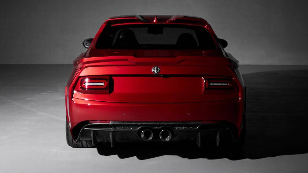 Chiếc Giulia độ này được trang bị bộ mâm phay CNC có kích thước 19 inch cùng 15 lỗ tròn nhỏ. Ở phần cản sau, xe được trang bị phần đèn hậu LED