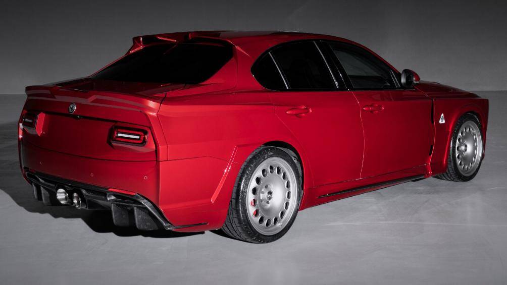 Xe còn có cánh lướt gió đôi được gắn trên nóc xe. Cản sau được thiết kế dạng hình hộp và có bộ khuếch tán lớn với ống xả kép ở trung tâm